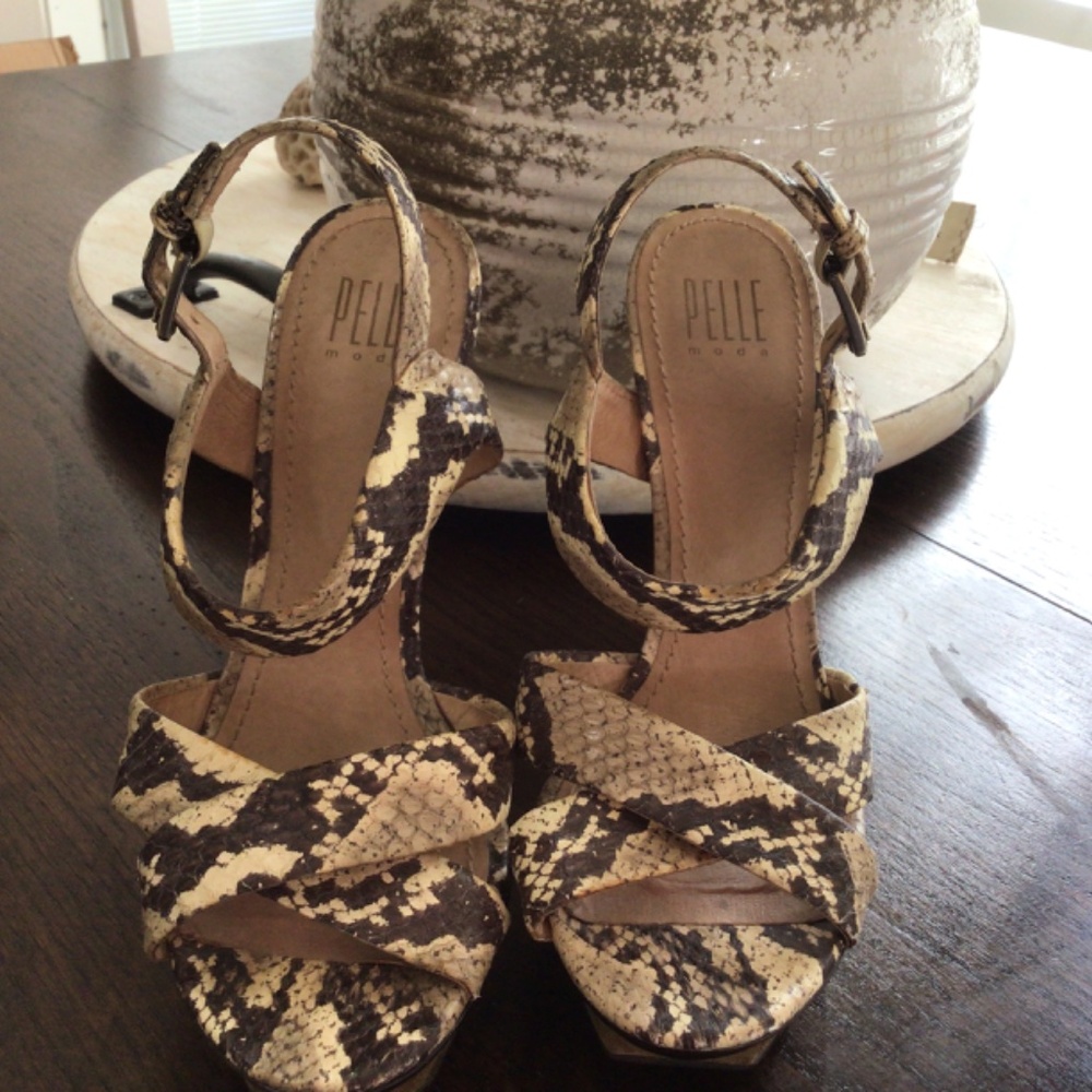 Pelle Moda faux snake skin heels. Size 8.5 M - Picture 2 of 9